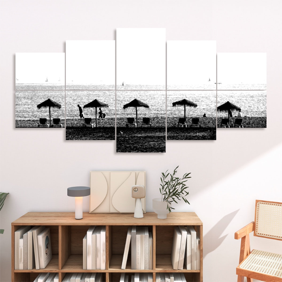 10 panels in black and white showing a Málaga beach with umbrellas chairs and sailboats outlined against the sea